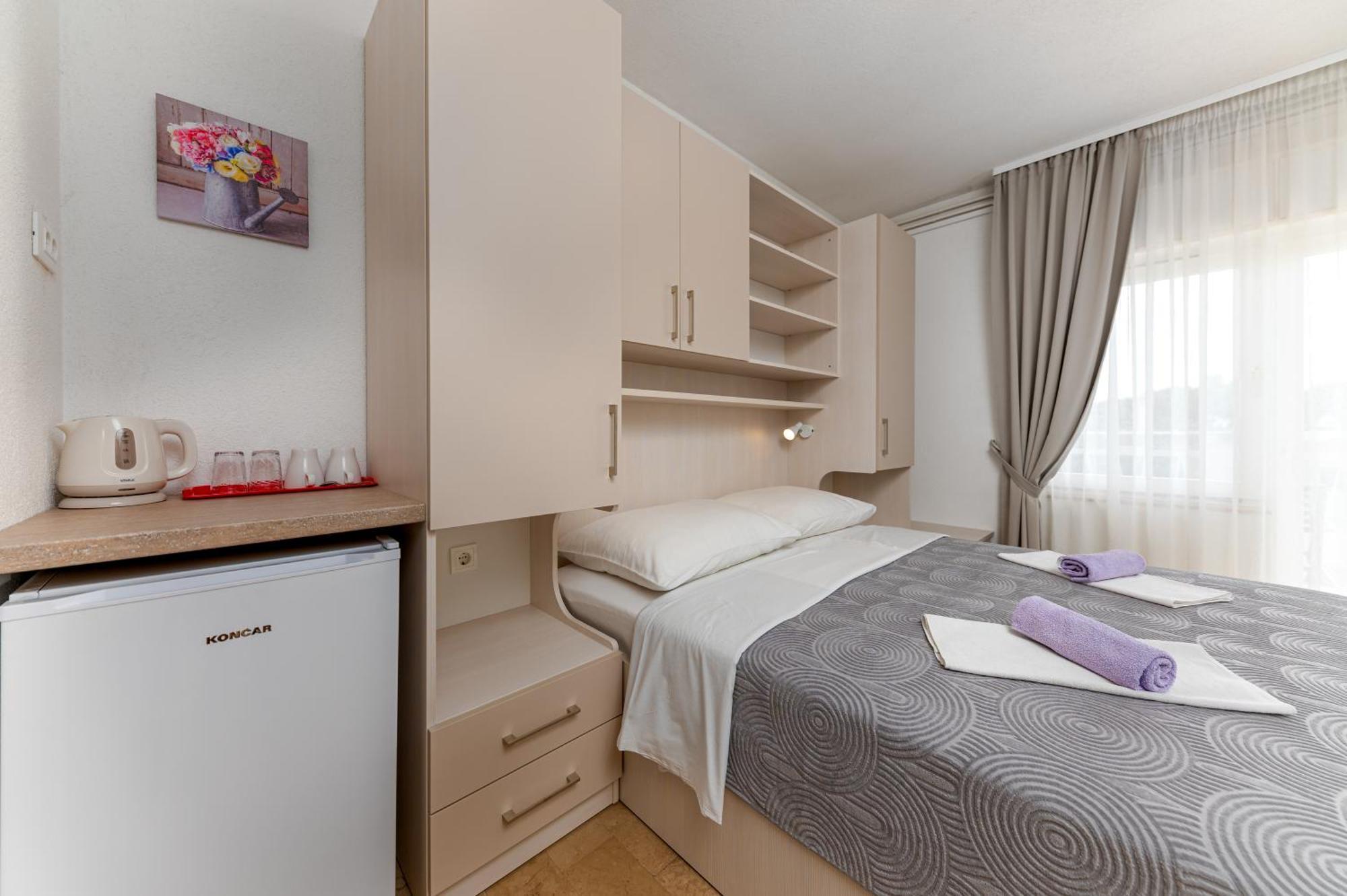 Bed And Breakfast Ivona Baška Voda Rom bilde