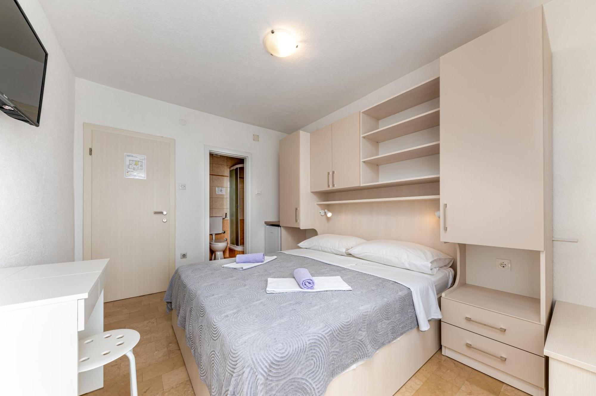 Bed And Breakfast Ivona Baška Voda Rom bilde