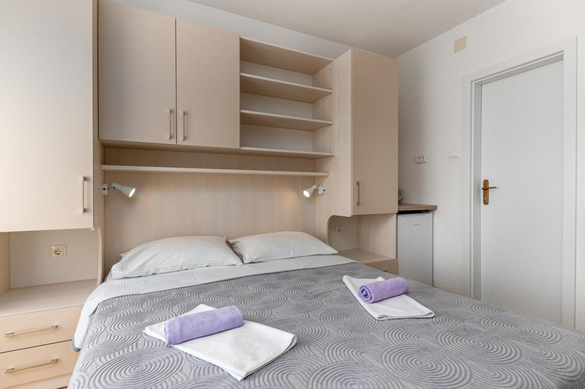Bed And Breakfast Ivona Baška Voda Rom bilde