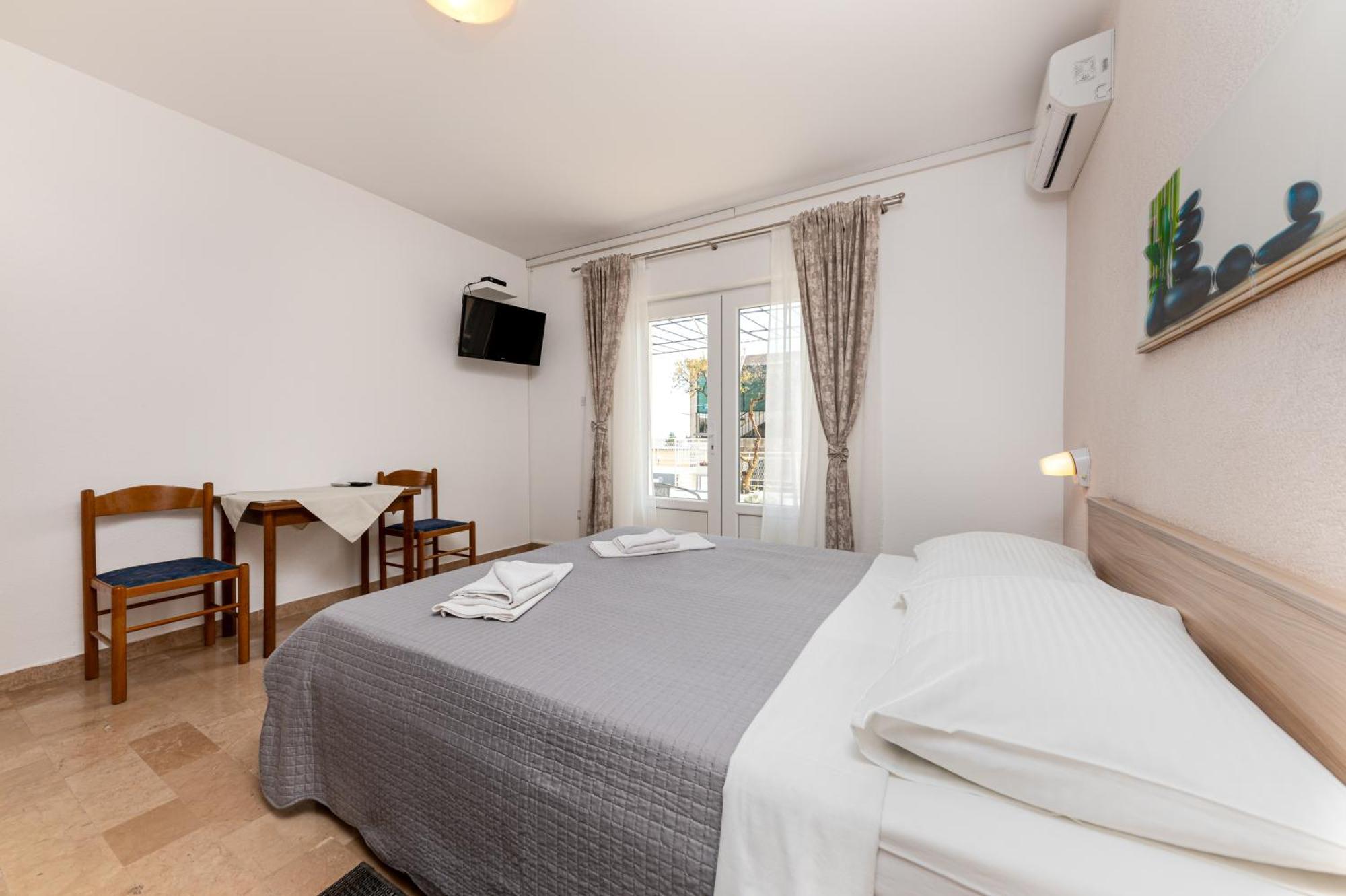 Bed And Breakfast Ivona Baška Voda Rom bilde